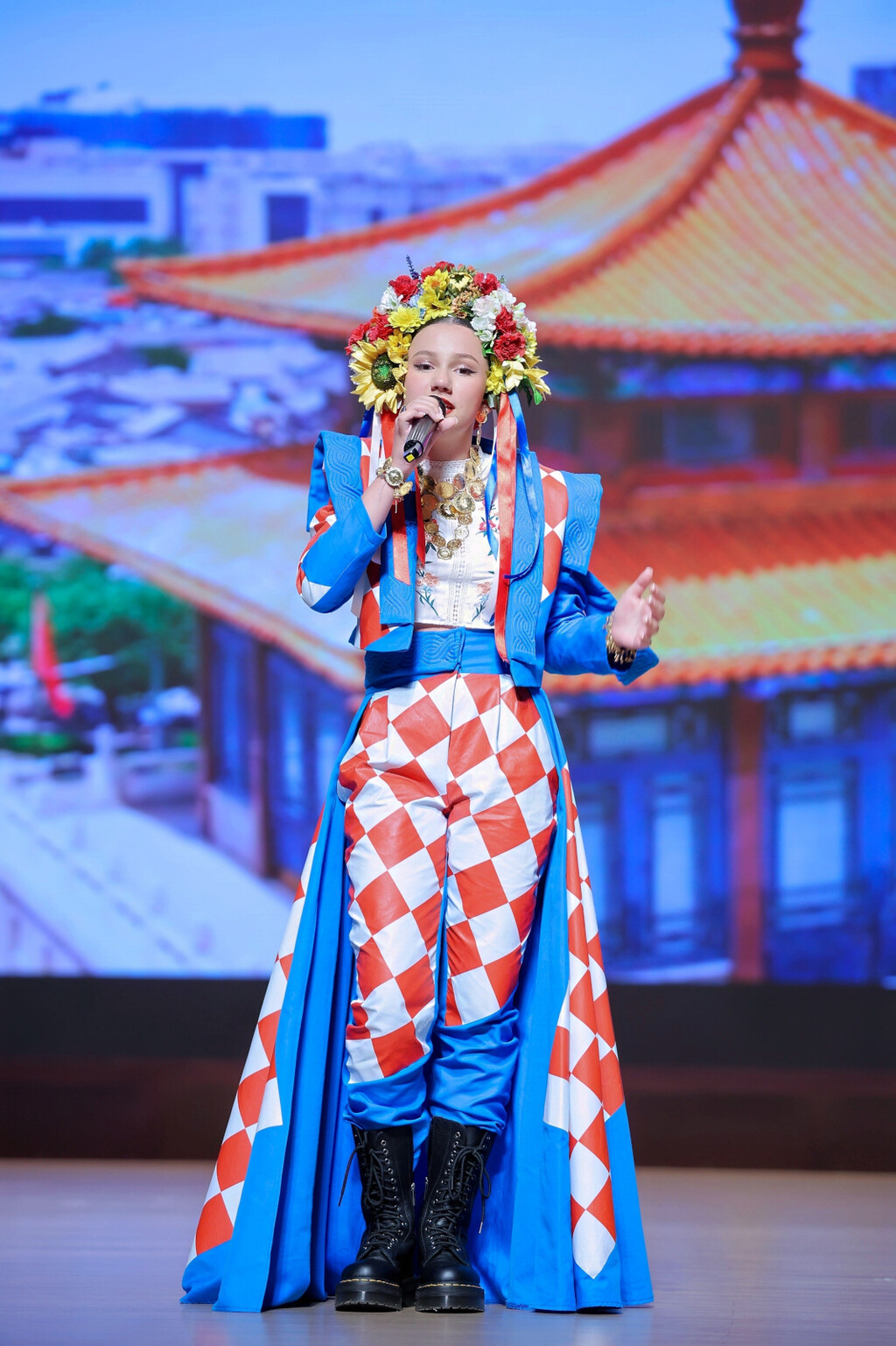 Trinaestogodišnja Ema Dujmović iz Samobora je mlada autorica, likovna umjetnica, spisateljica, humanitarka te autorica stihova i glazbe pjesama koju je pisala za svjetsko prvenstvo u Kini - 13