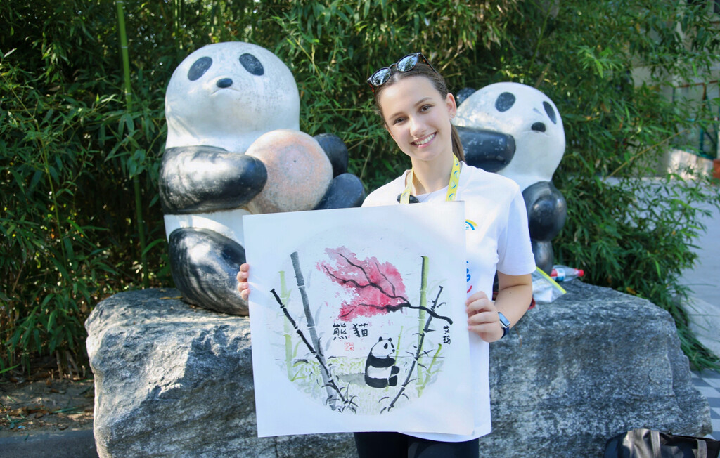 Trinaestogodišnja Ema Dujmović iz Samobora je mlada autorica, likovna umjetnica, spisateljica, humanitarka te autorica stihova i glazbe pjesama koju je pisala za svjetsko prvenstvo u Kini - 14