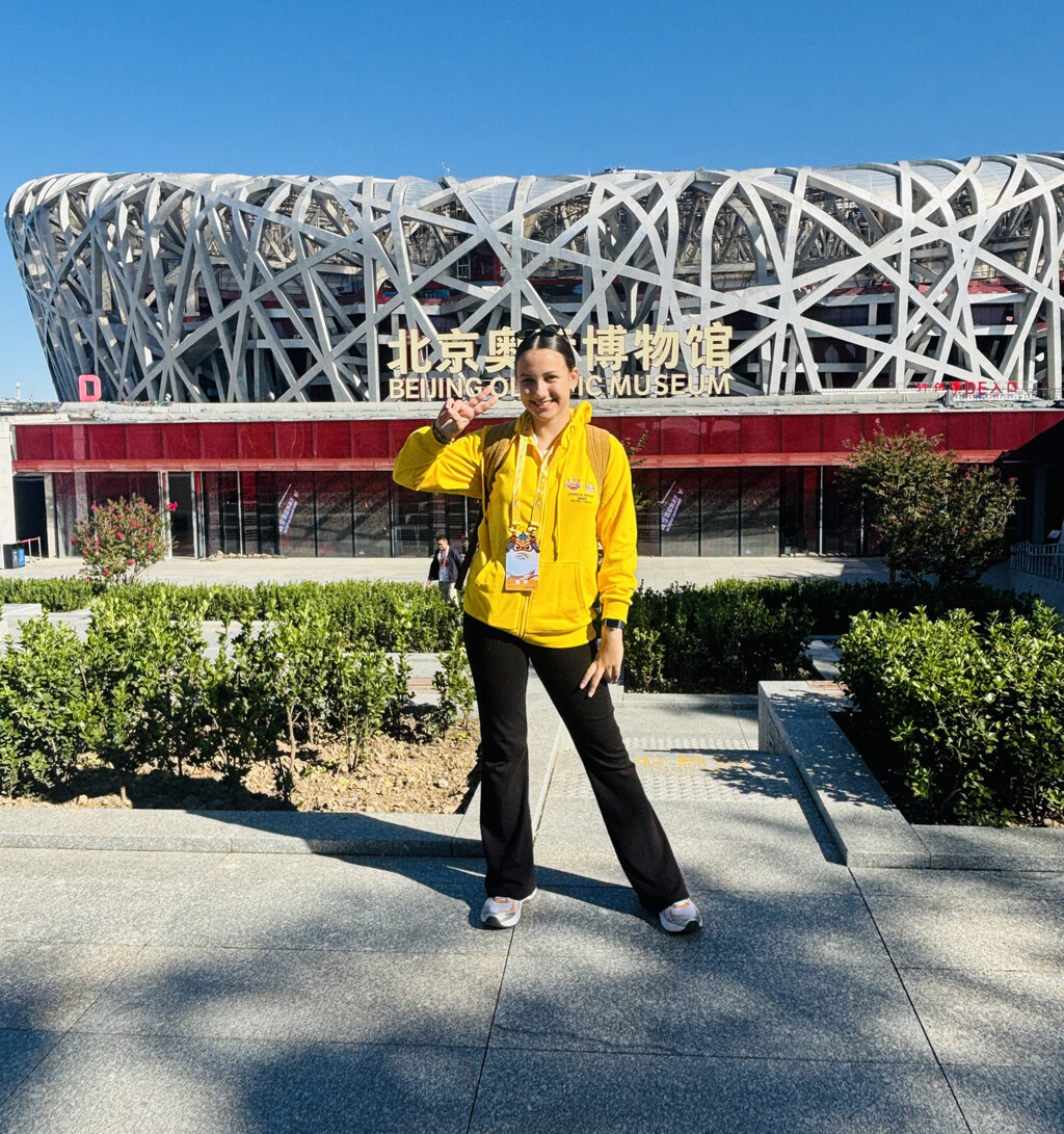 Trinaestogodišnja Ema Dujmović iz Samobora je mlada autorica, likovna umjetnica, spisateljica, humanitarka te autorica stihova i glazbe pjesama koju je pisala za svjetsko prvenstvo u Kini - 15