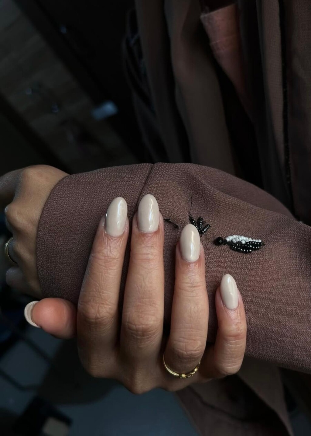 Manikura u sjajnoj boji vanilije