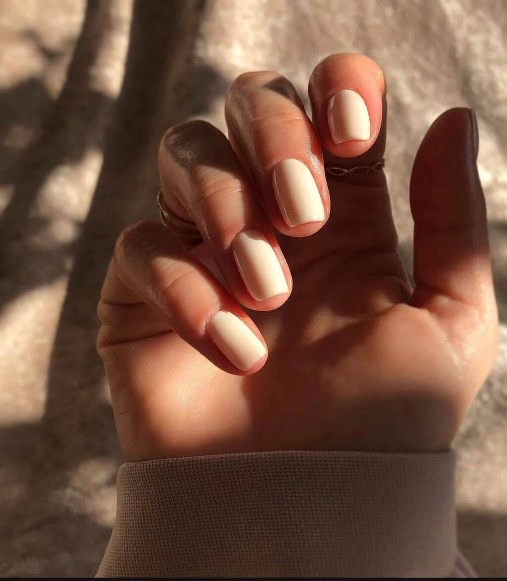 Manikura u sjajnoj boji vanilije