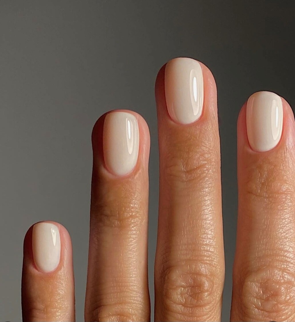 Manikura u sjajnoj boji vanilije