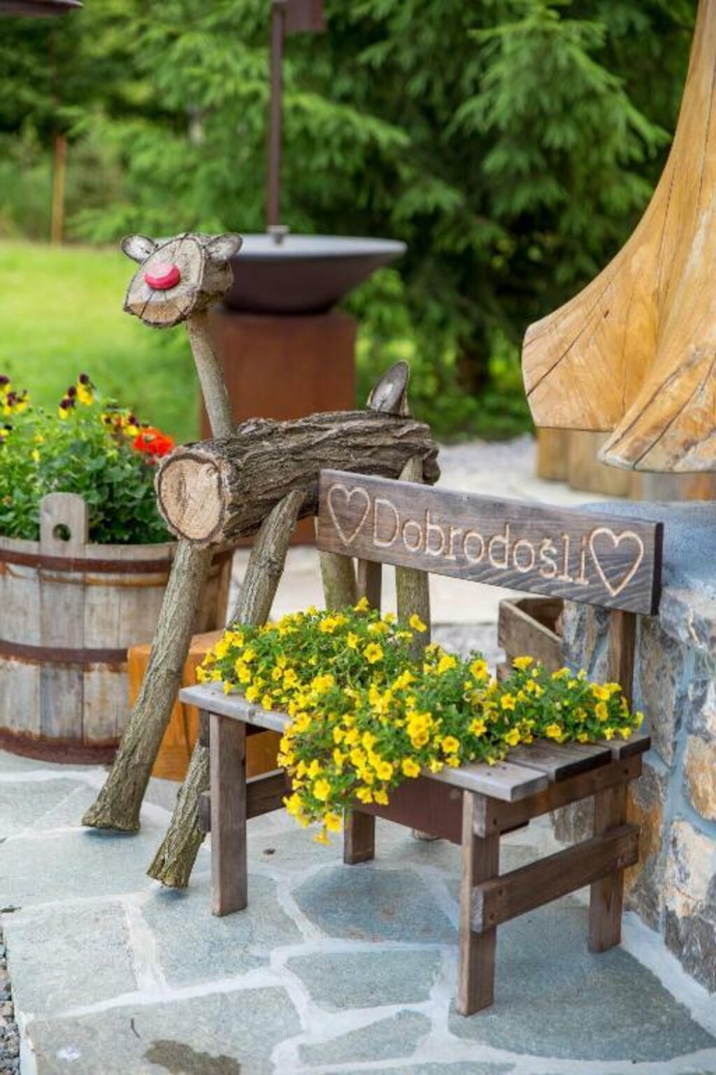 Kuća je okružena prirodom i cvijećem