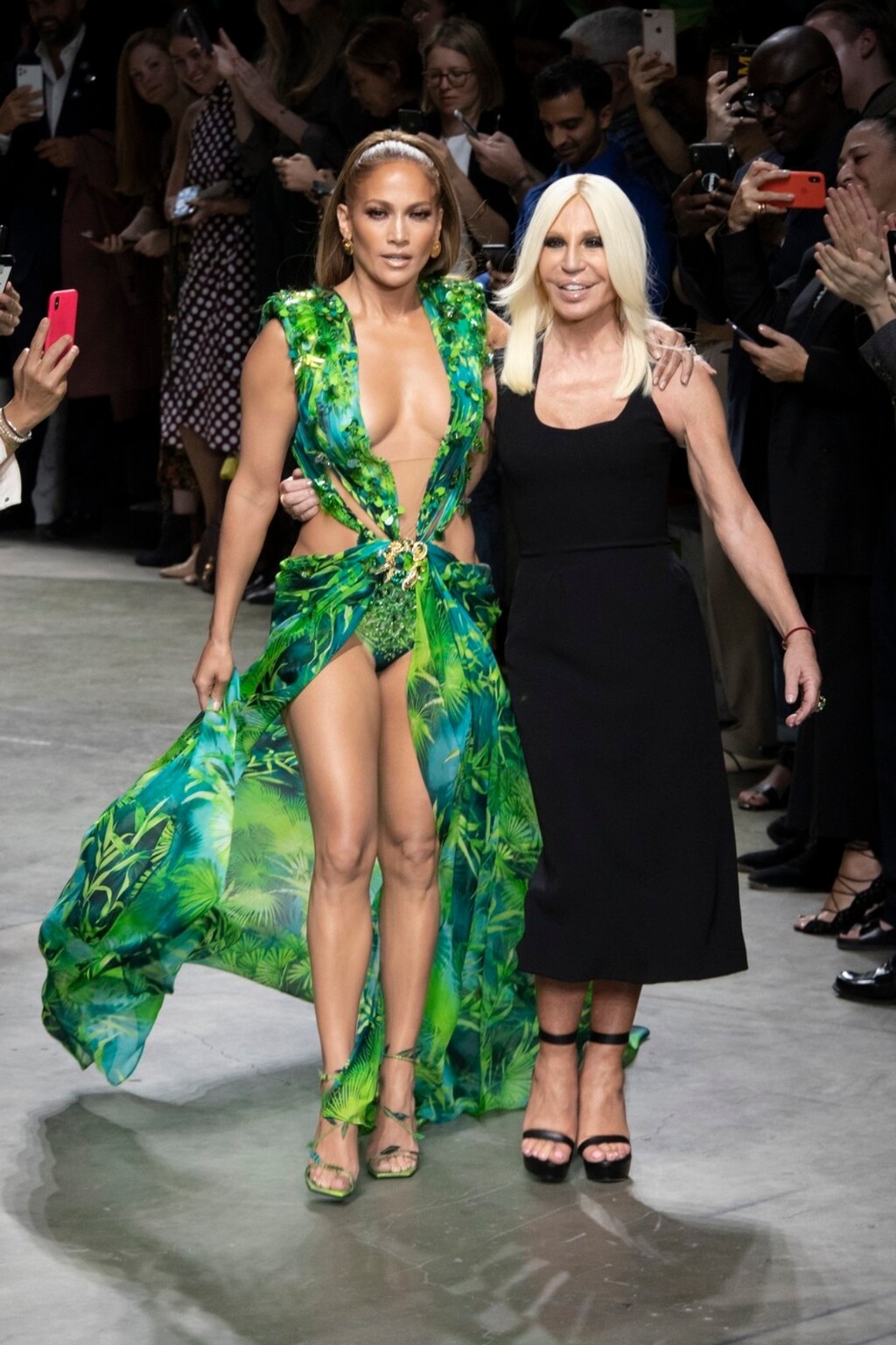 Jennifer Lopez s Donatellom Versace na pisti 2020. godine
