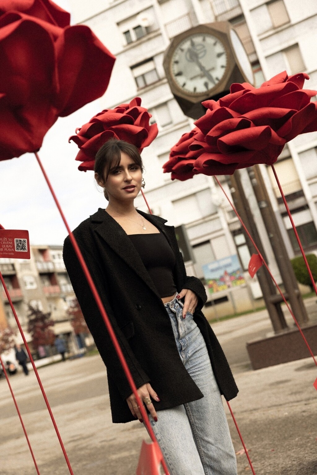 Akademska kiparica Adela Mesić pored svoje instalacije