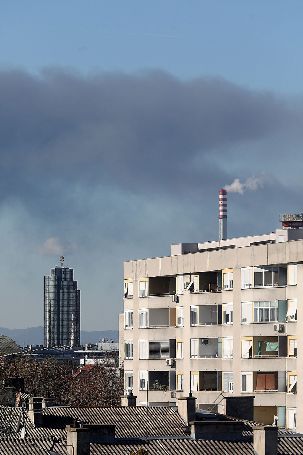 Oblak crnog dima uslijed požara u Svetoj Nedelji vidi se i u Zagrebu - 3