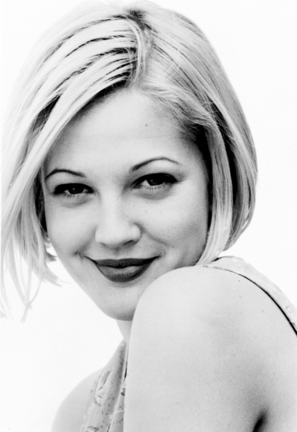 Kratki bob s razdjeljkom sa strane odlično je izgledao na Drew Barrymore