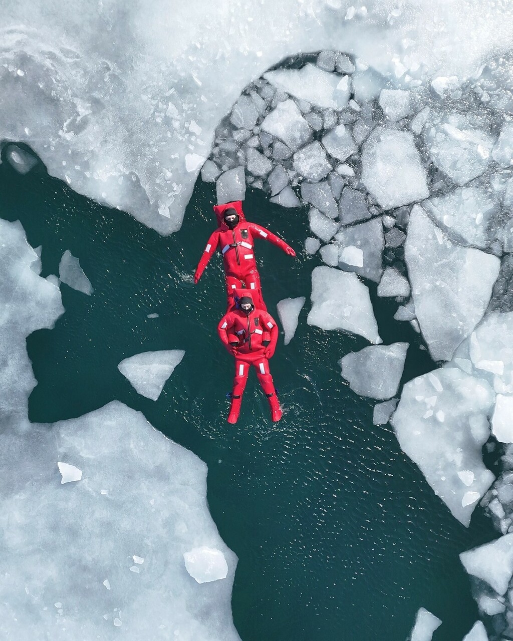 Kostumet mbrojtëse janë të nevojshme për të lundruar në mënyrë të sigurt nëpër akull.