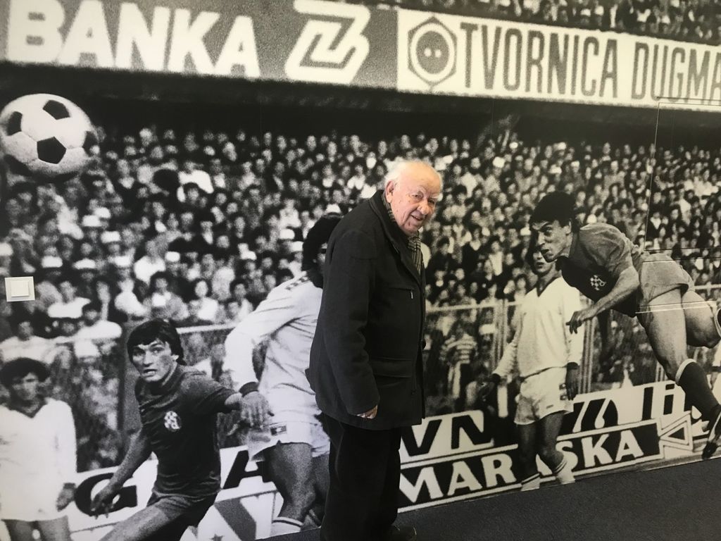 Radiša Mladenović pokraj svoje slavne fotografije u Dinamovoj press-dvorani