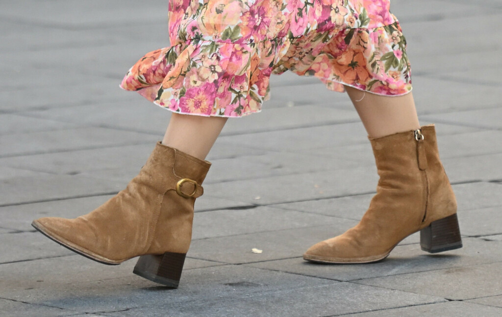 Mama iz centra Zagreba nosi gležnjače od brušene kože