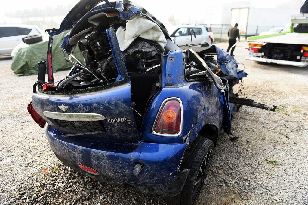 Osobni automobil u kojem su stradali mladići - 6