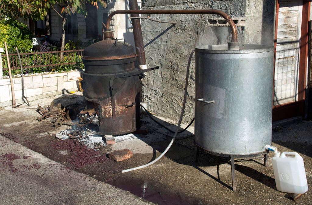 Pečenje rakije, ilustracija