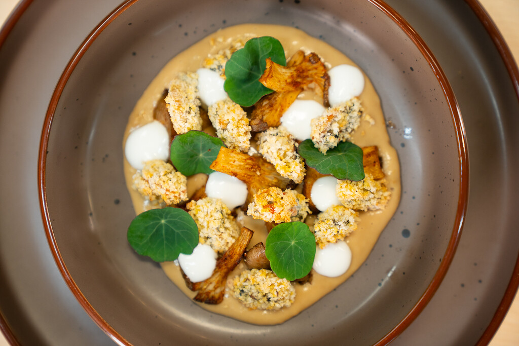 Chef Tihomir Krklec Afrika napravio nam je dagnje pohane u panko mrvicama uz bukovače začinjene na meksički način na bešamelu s prženim kvascem i aioli umakom