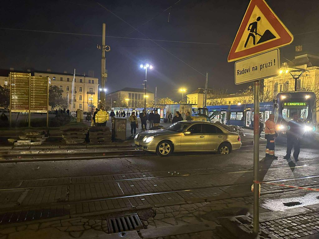 Automobil propao između tračnica kod Glavnog kolodvora - 4