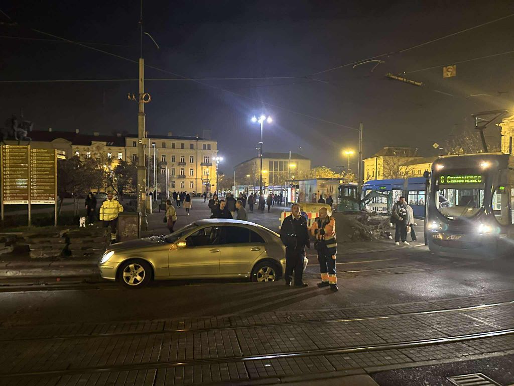 Automobil propao između tračnica kod Glavnog kolodvora - 4