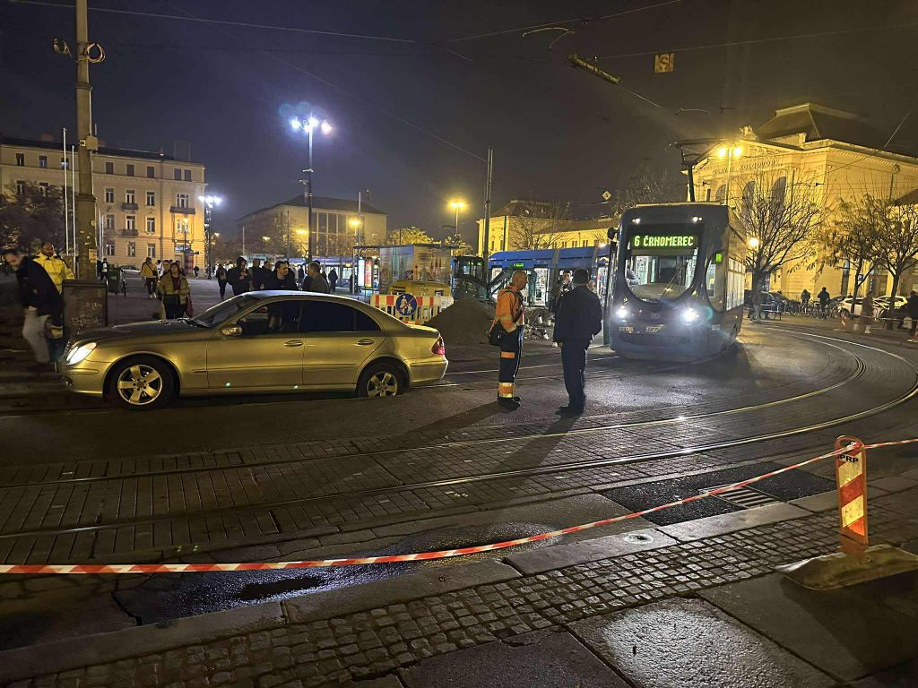 Automobil propao između tračnica kod Glavnog kolodvora - 4