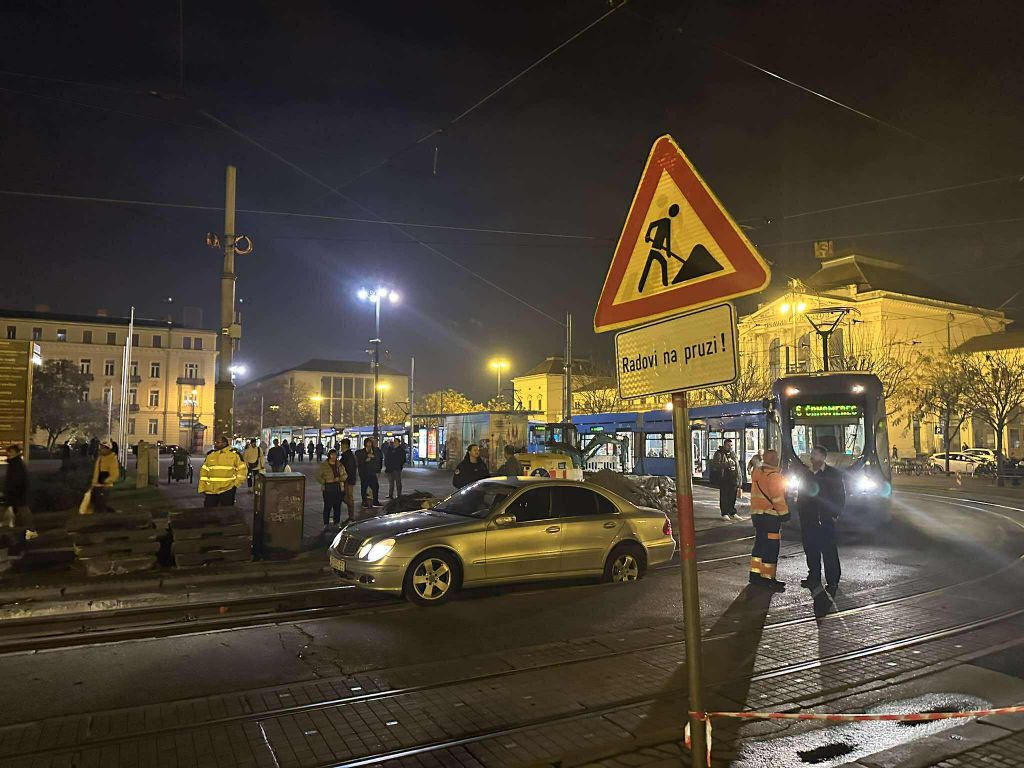 Automobil propao između tračnica kod Glavnog kolodvora - 4