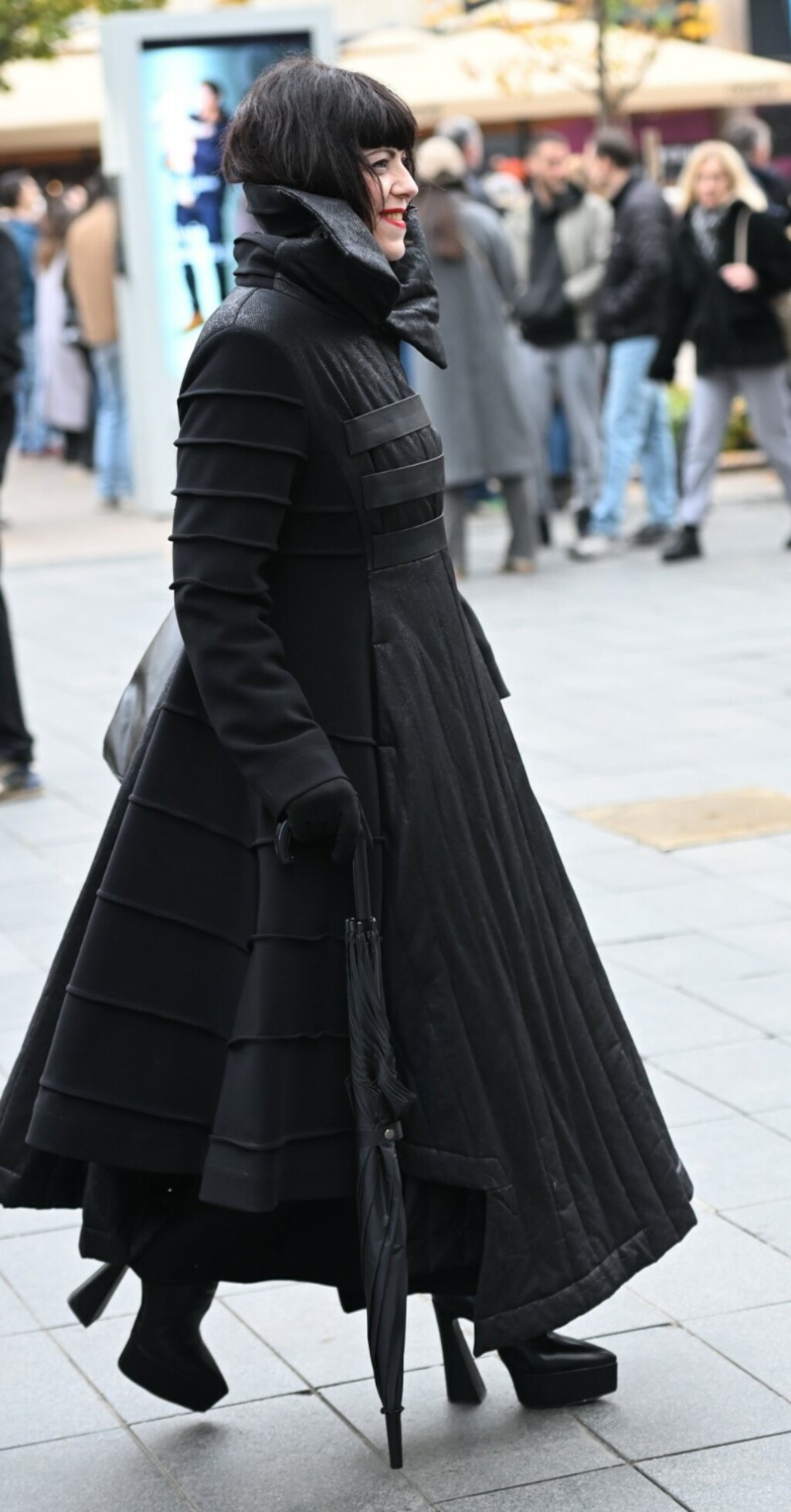 Mirela Holy u kaput-haljini na zagrebačkoj špici 2025. - 3