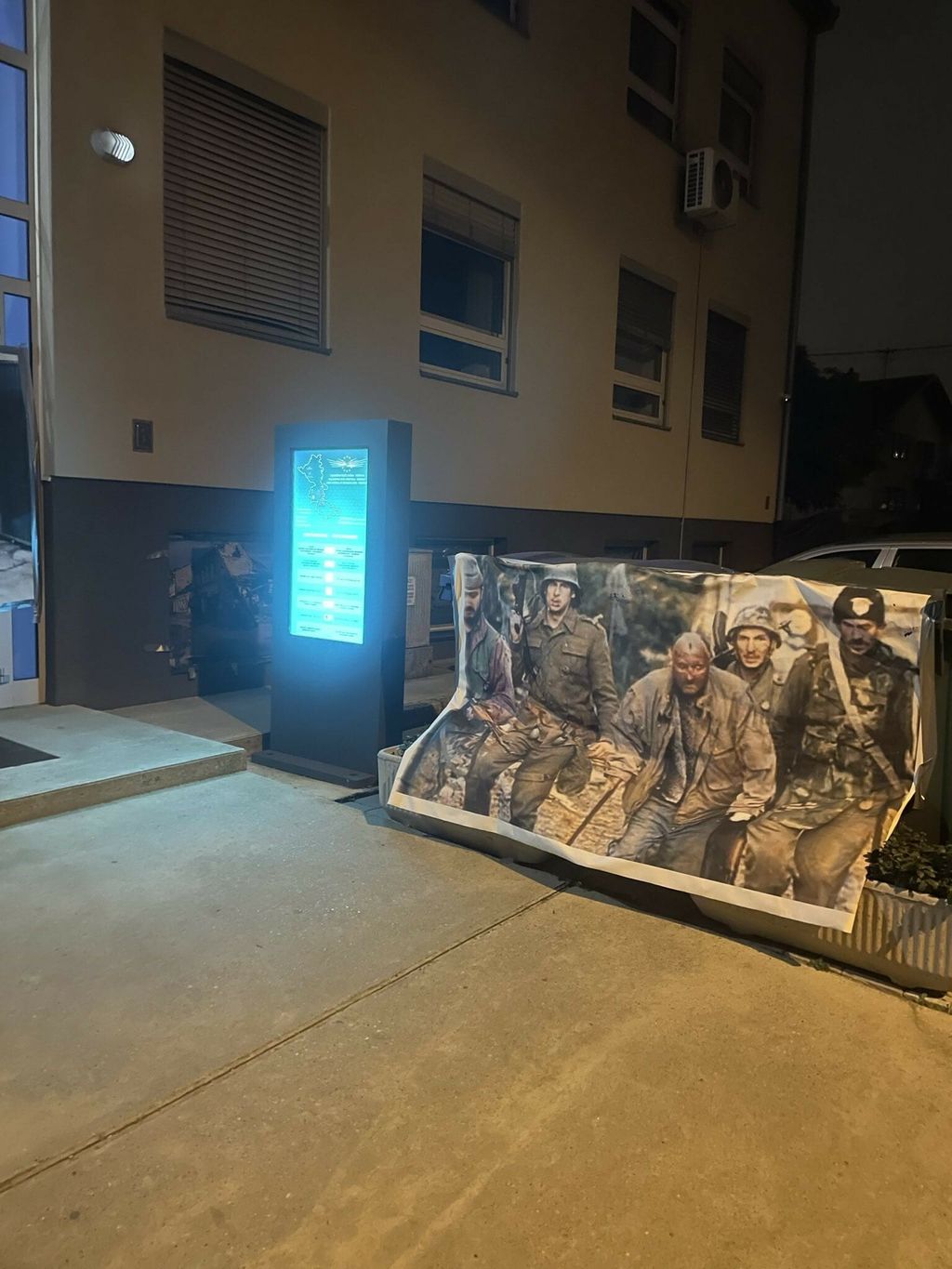 BBB-ovci u Vukovaru zalijepili slike četnika