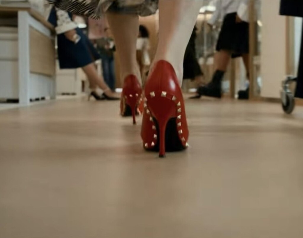 Trailer filma započinje crvenim štiklama