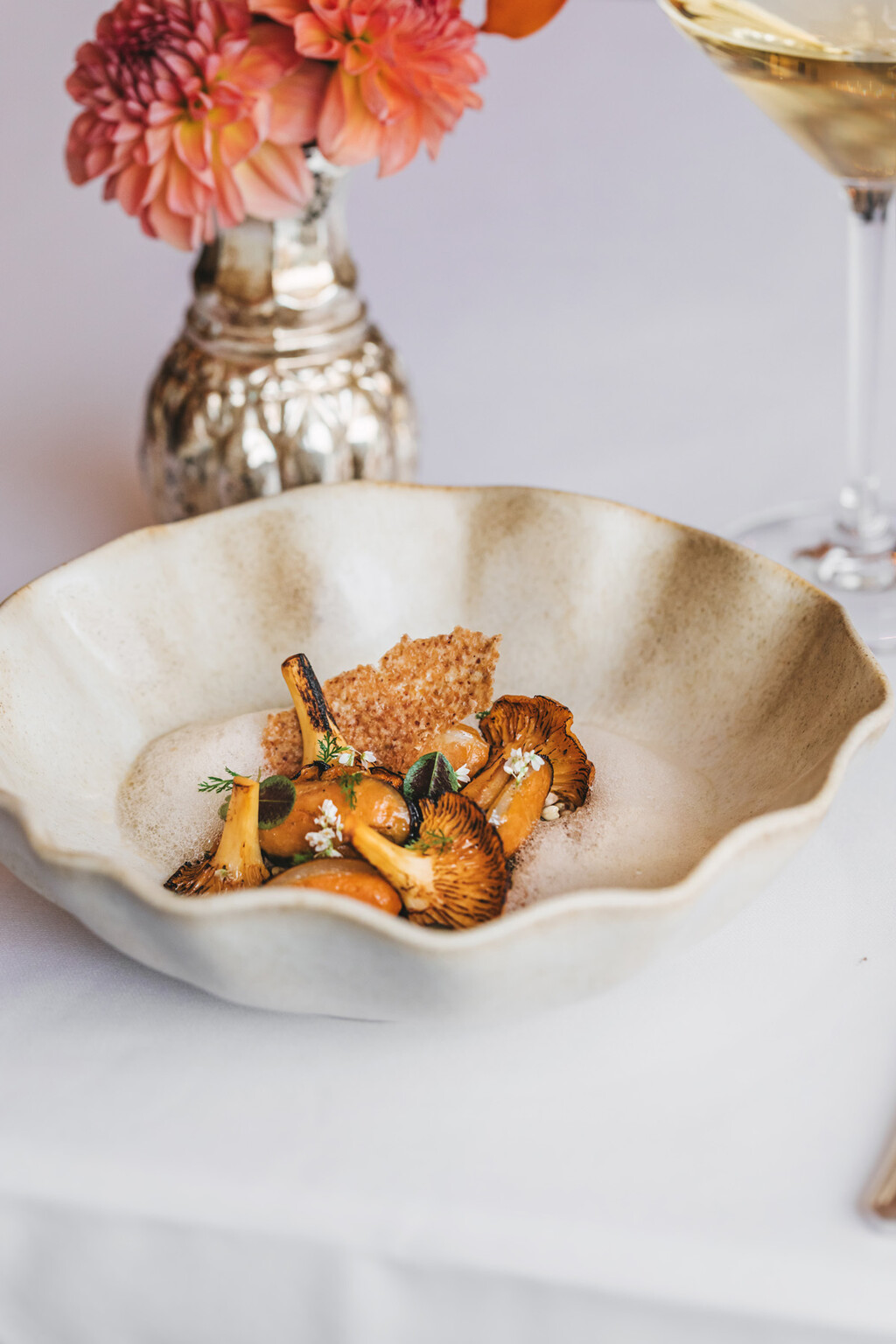 Lisičarke, tamni consommé od vanilije i pržene heljde, dimljene dagnje, pekmez od dunje