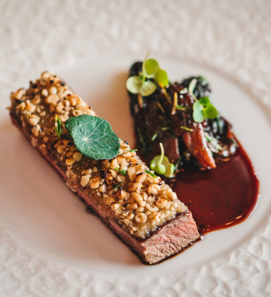 Američki striploin, kora od pinjola, smrčci kuhani u konjaku i začinskom bilju, dimljeni mini patlidžan