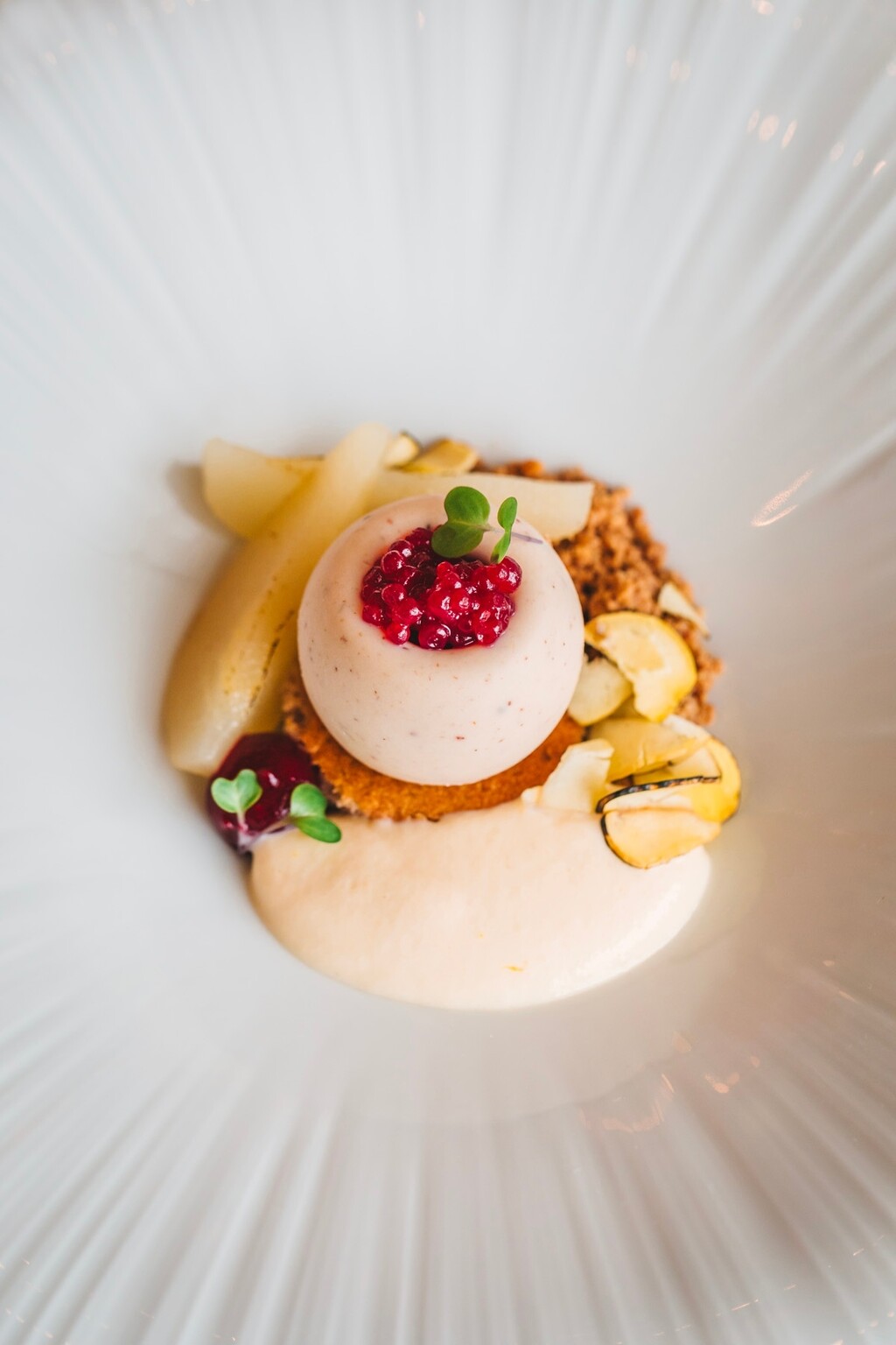 Crémeux od kestena, poširana kruška, pjena od marcipana, gel od brusnica