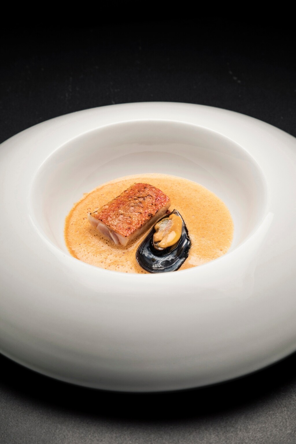 Bisque juha, lagano pečena trilja, gel od crnog češnjaka