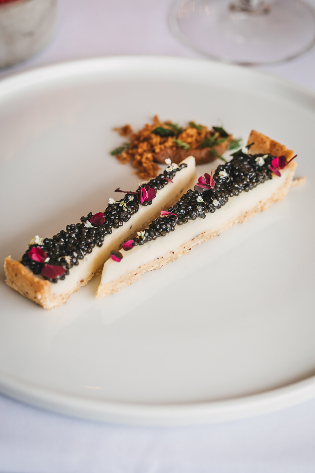 Oscietra kavijar, tart od karameliziranih čičoka, krema od prženog lješnjaka