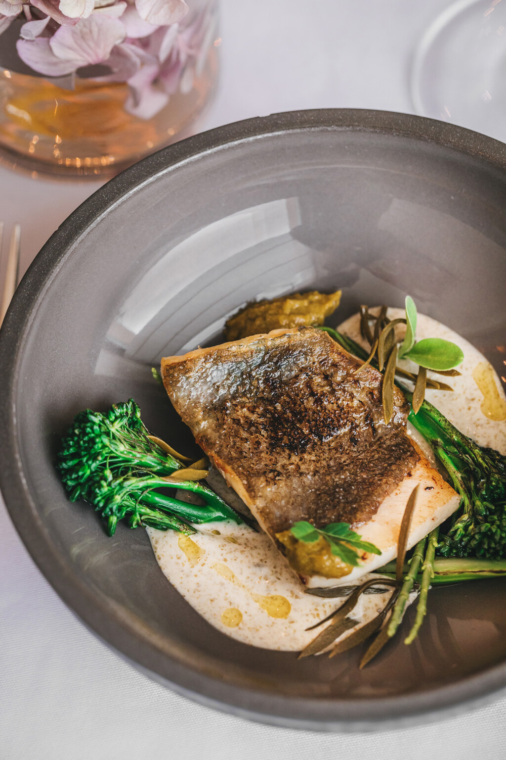 File kovača, brokulini, beurre blanc od algi, ukiseljeni motar, marmelada od limuna