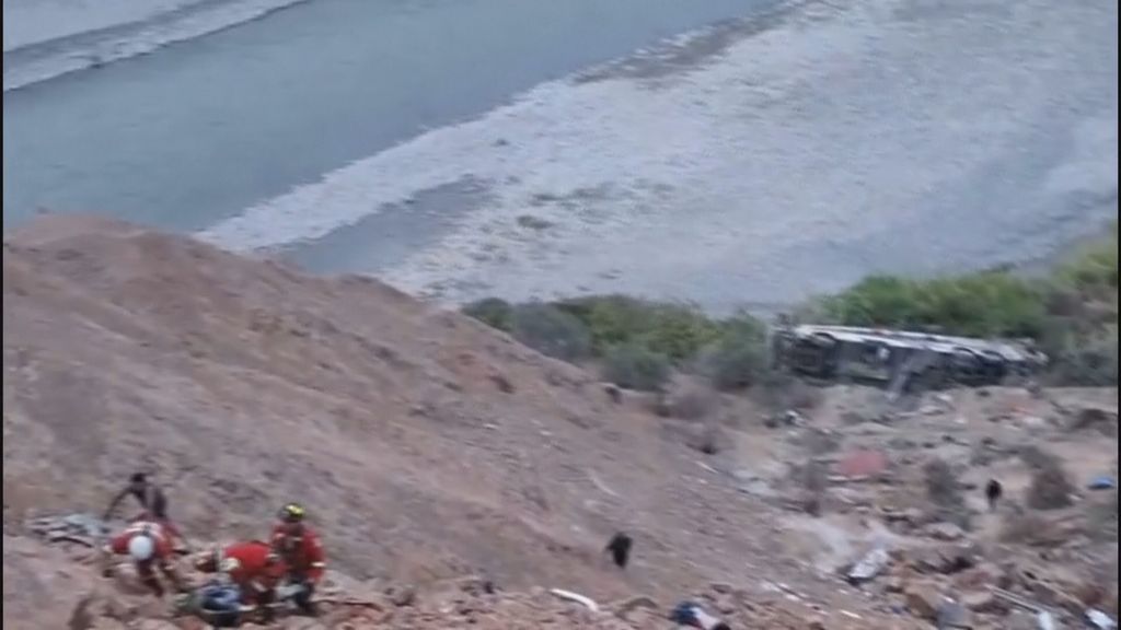 U prometnoj nesreći u Peruu poginulo 37 osoba - 1