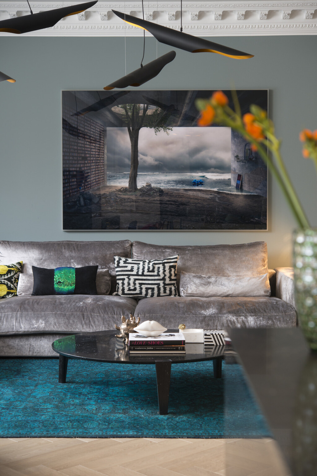 Elegantan stan u kojem su baršunasta kutna garnitura i električni kamin glavne zvijezde - 7