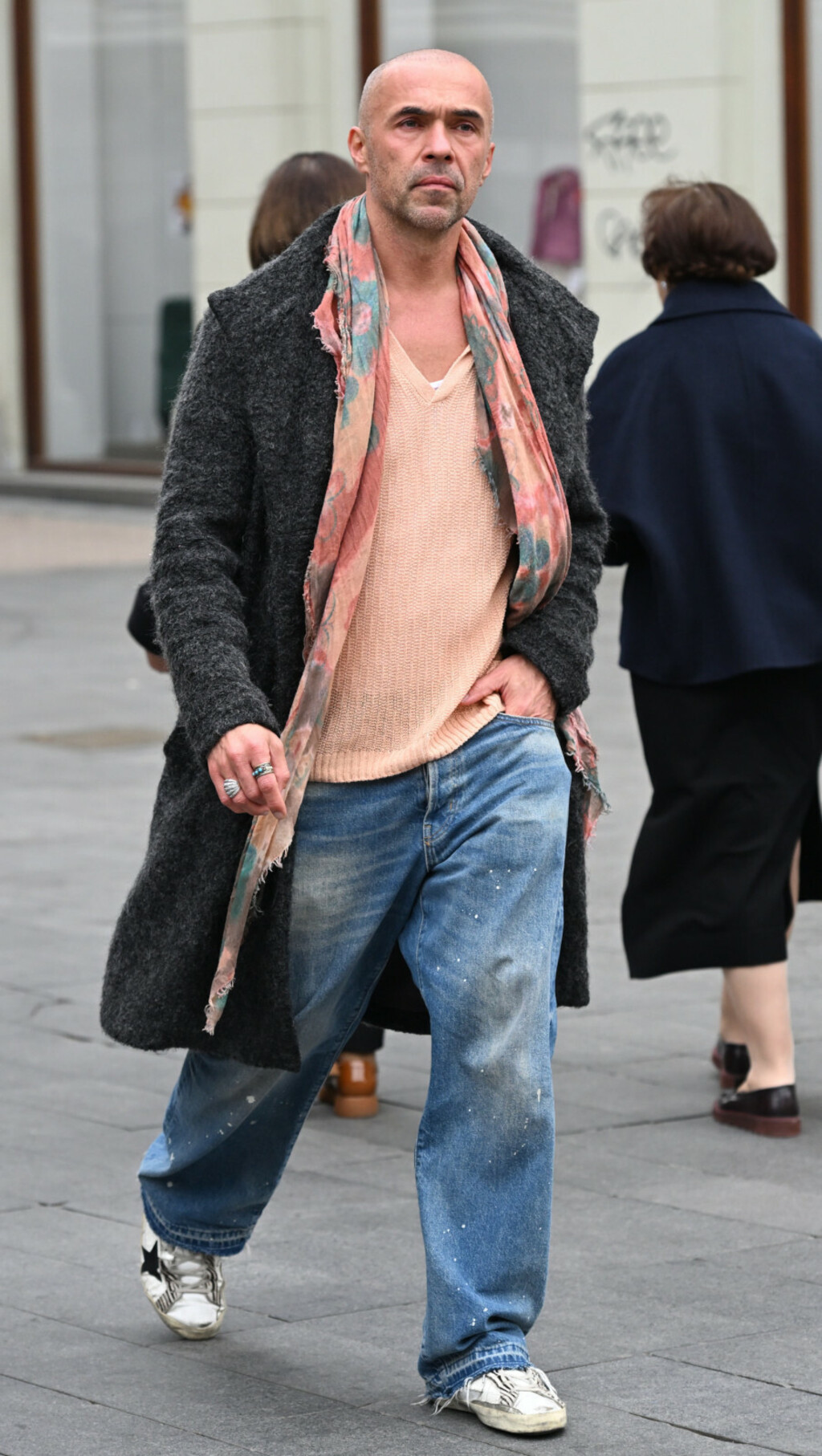 Muškarac sa zagrebačke špice nježnu boju breskve nosi perfektno, sve na njemu frca boemskim šarmom