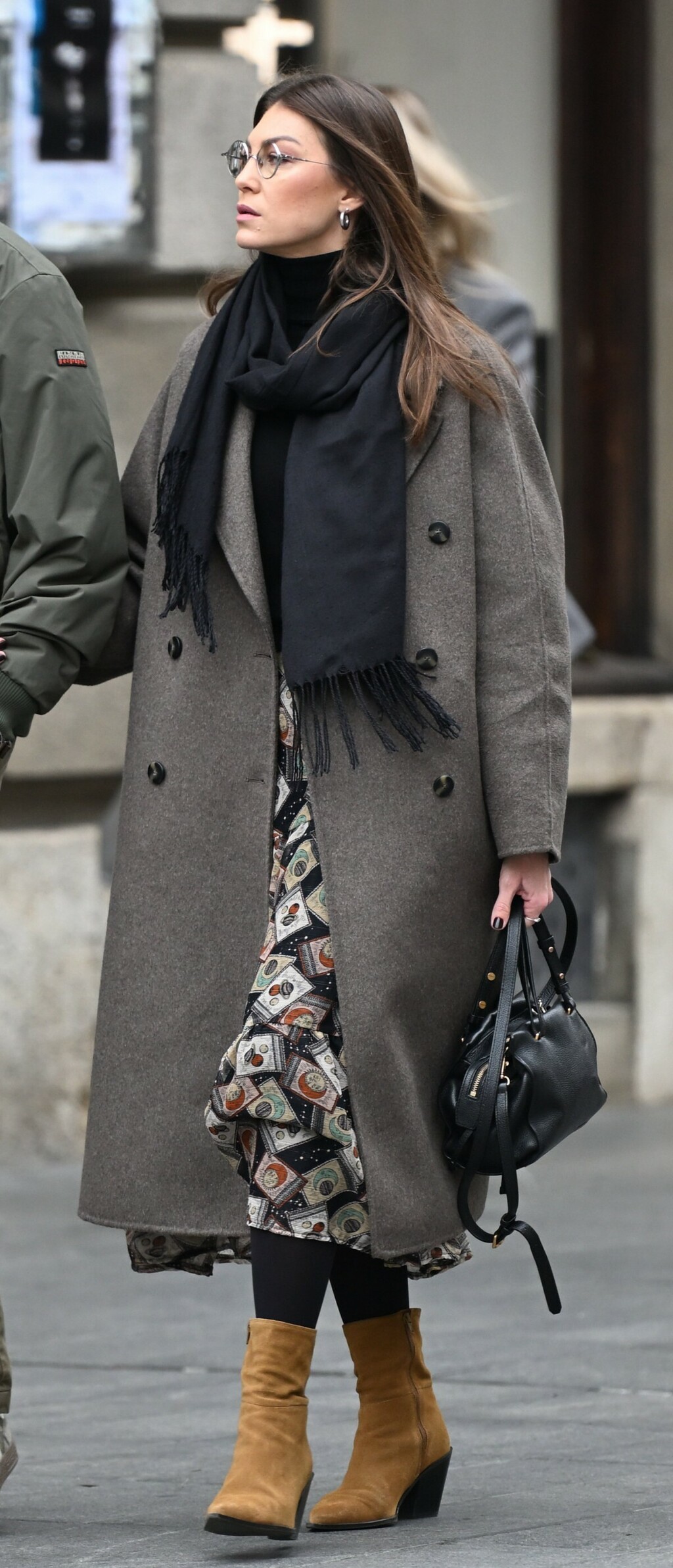 Ona: Klasična elegancija uz trendy detalje