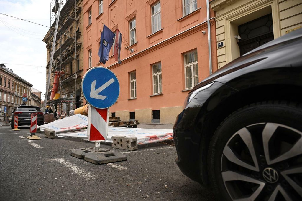 Jak vjetar srušio ogradu u Gajevoj - 1