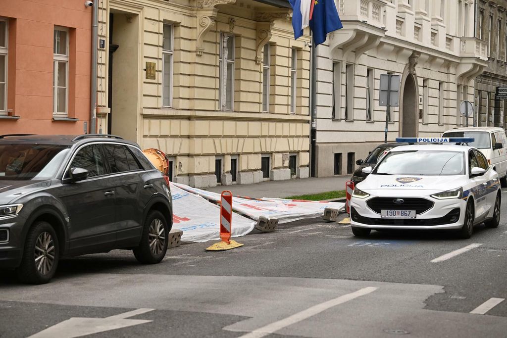 Jak vjetar srušio ogradu u Gajevoj - 1