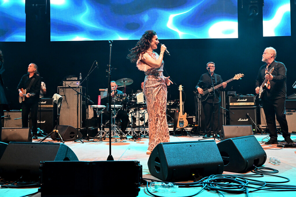 Doris Dragović na koncertu Hrvatska noć u Frankfurtu zablistala je u glamuroznoj, dugoj haljini boje šampanjca