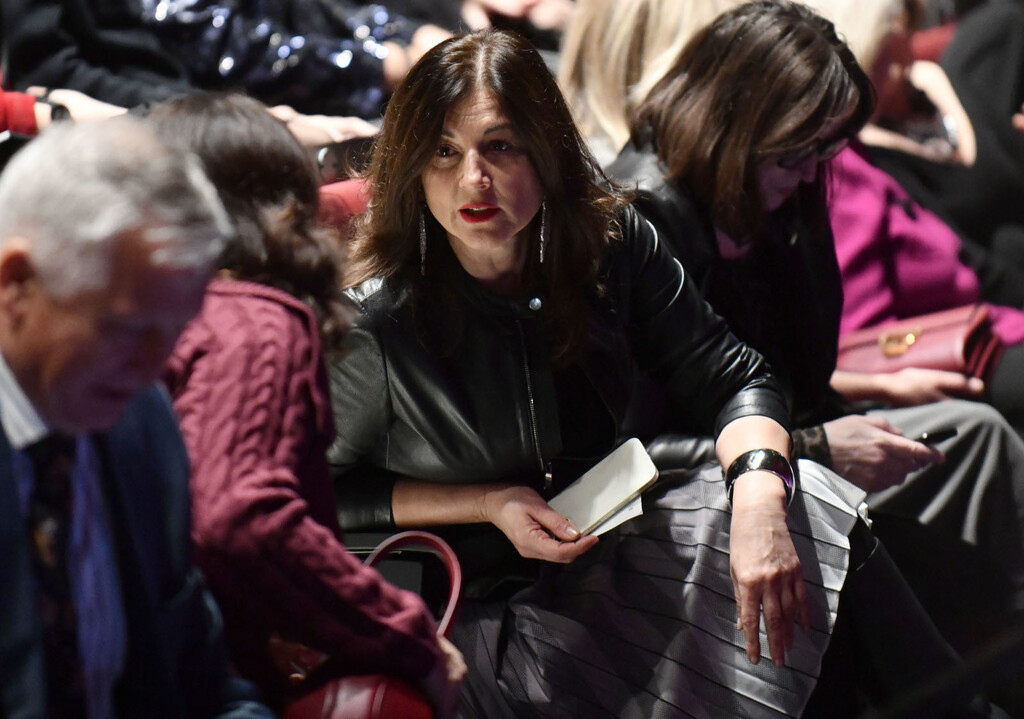 Sanja Musić Milanović u plisiranoj suknji metalik sjaja