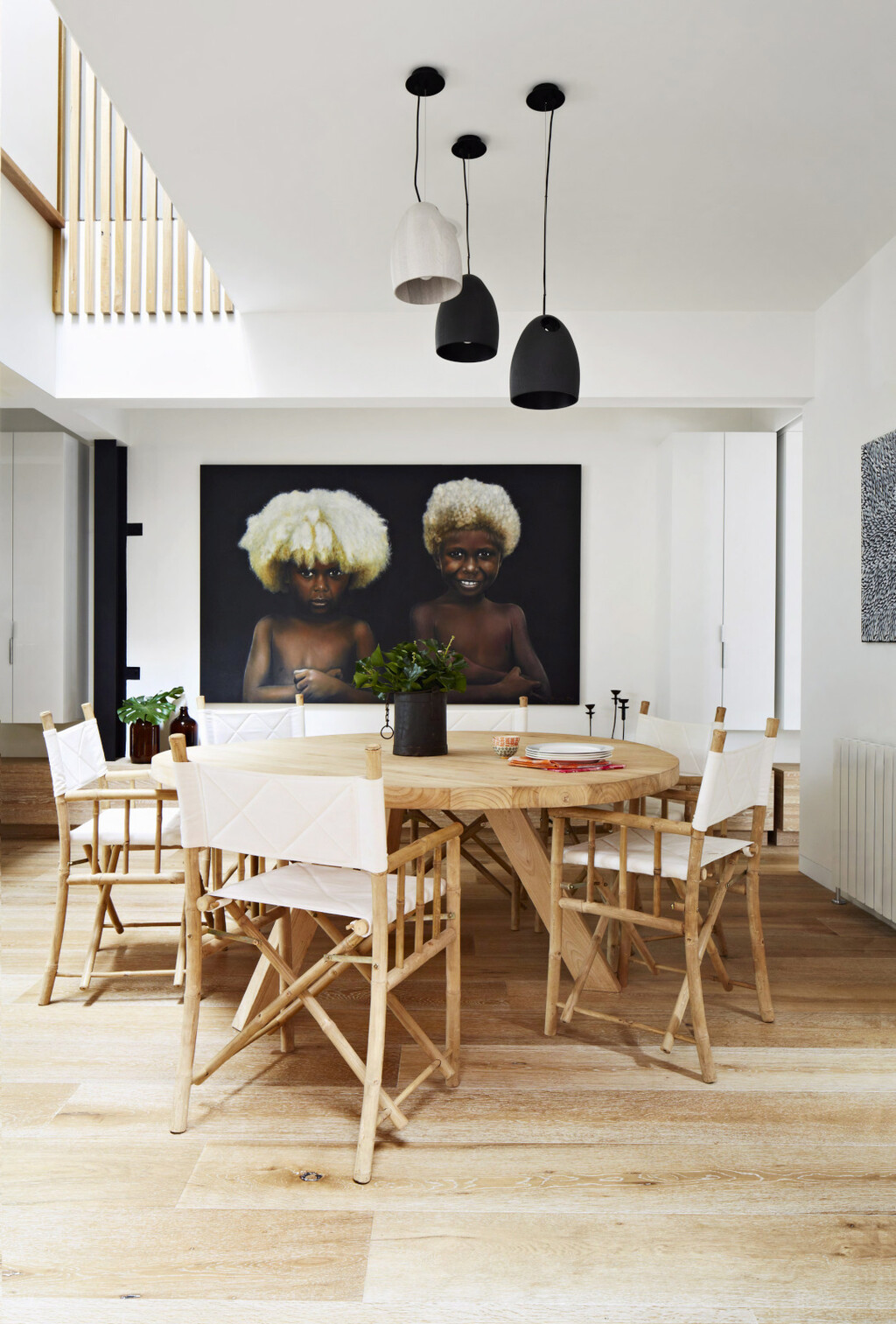 Blagovaonica kombinira drveni stol i zanimljive stolice u stilu modernog 'beach housea'