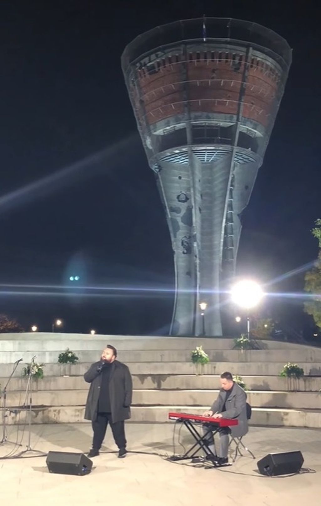 Jacques Houdek ispod Vukovarskog vodotornja - 2