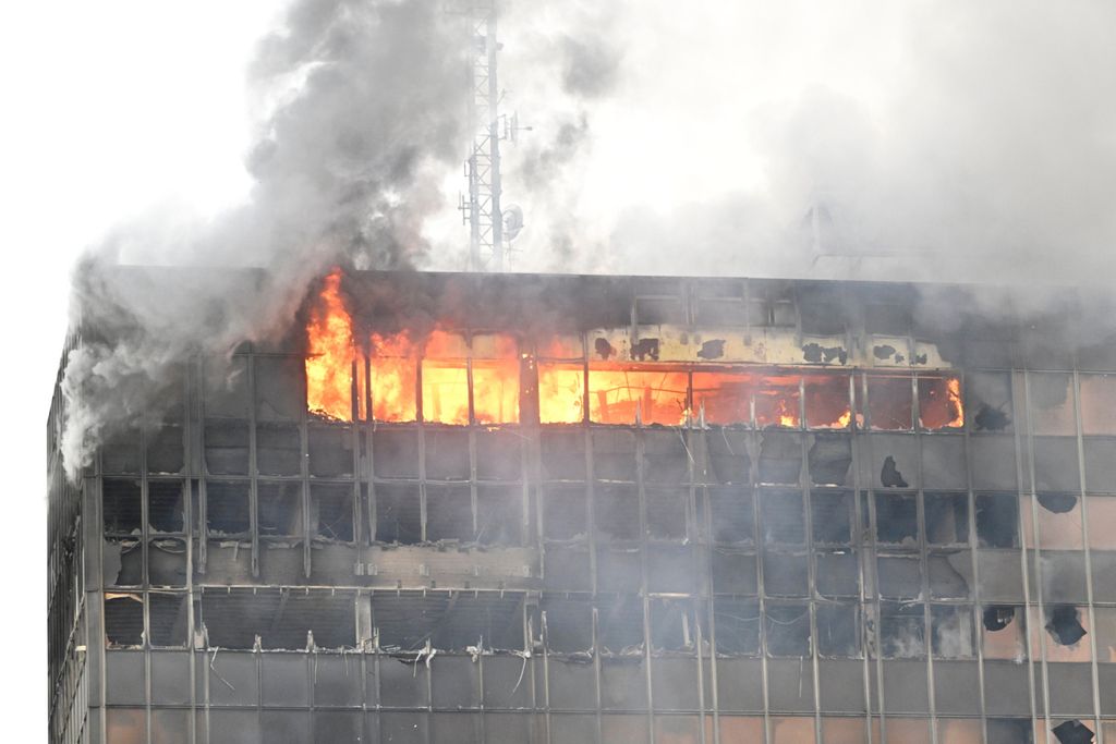 Vatrogasci gase požar u zgradi Vjesnika