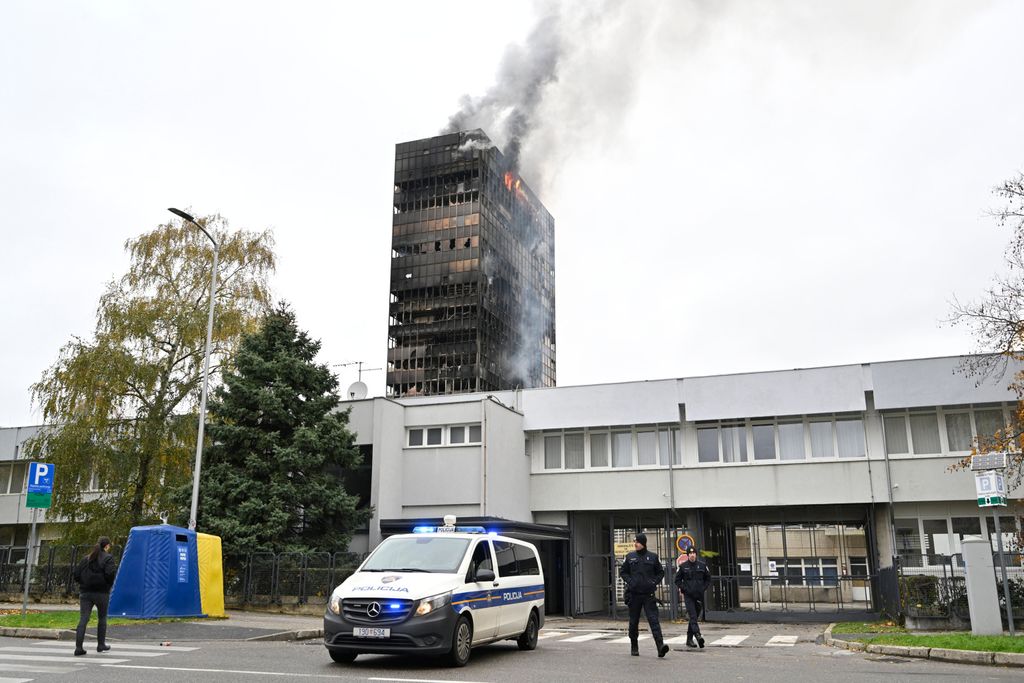 Vatrogasci gase požar u zgradi Vjesnika