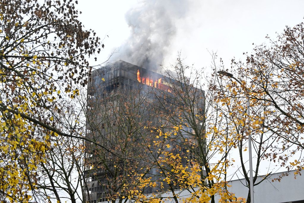 Vatrogasci gase požar u zgradi Vjesnika