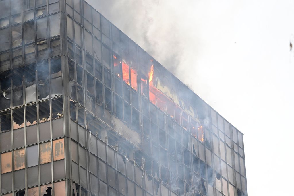 Vatrogasci gase požar u zgradi Vjesnika