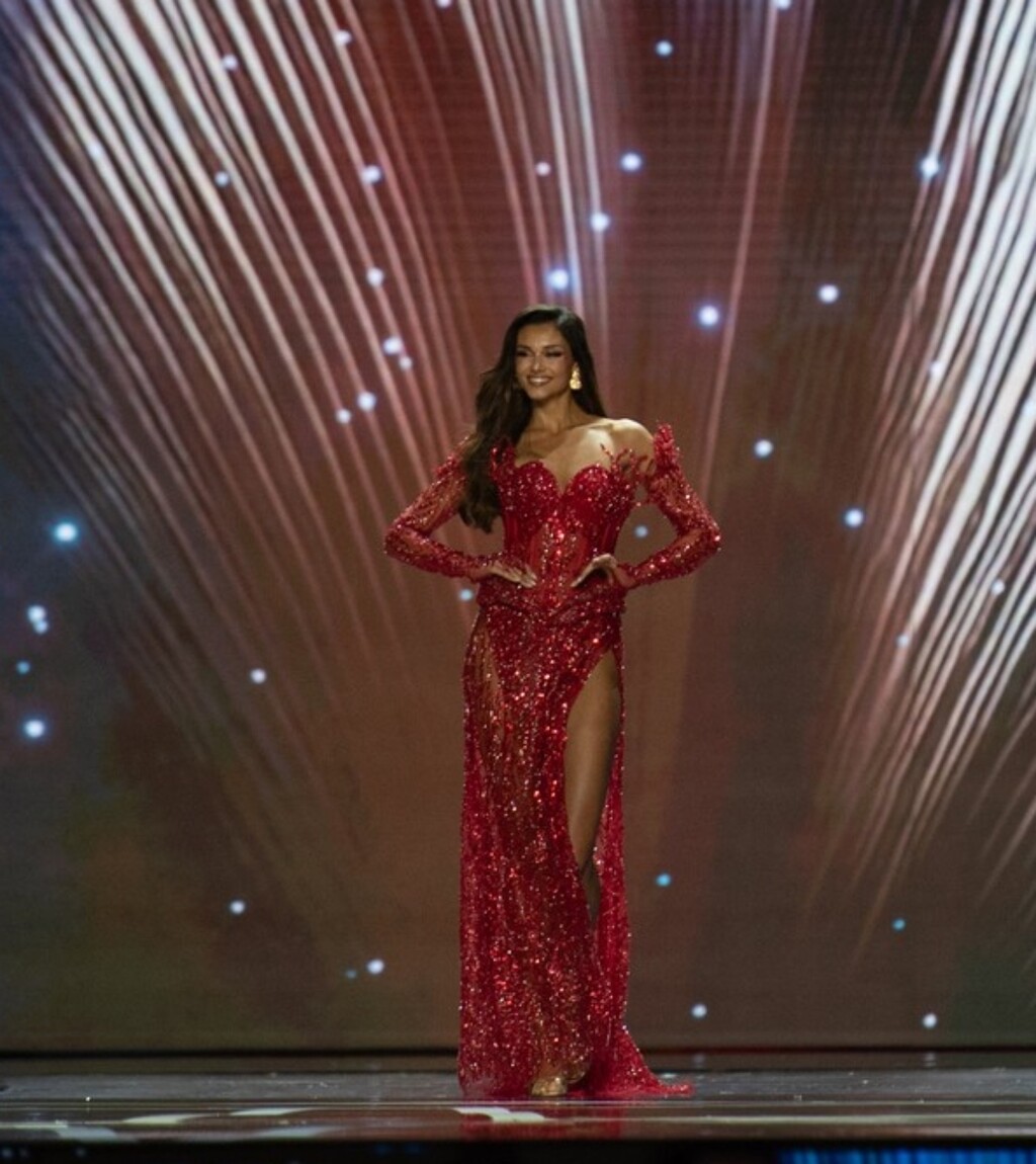 Miss Universe Hrvatske Laura Gnjatović u crvenoj večernjoj haljini na svjetskom izboru za Miss Universe