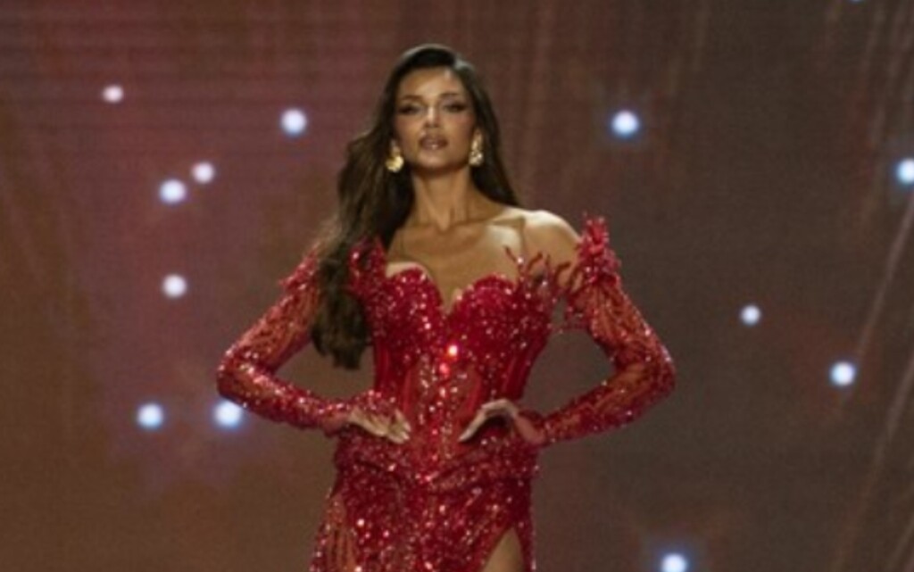 Miss Universe Hrvatske Laura Gnjatović u crvenoj večernjoj haljini na svjetskom izboru za Miss Universe