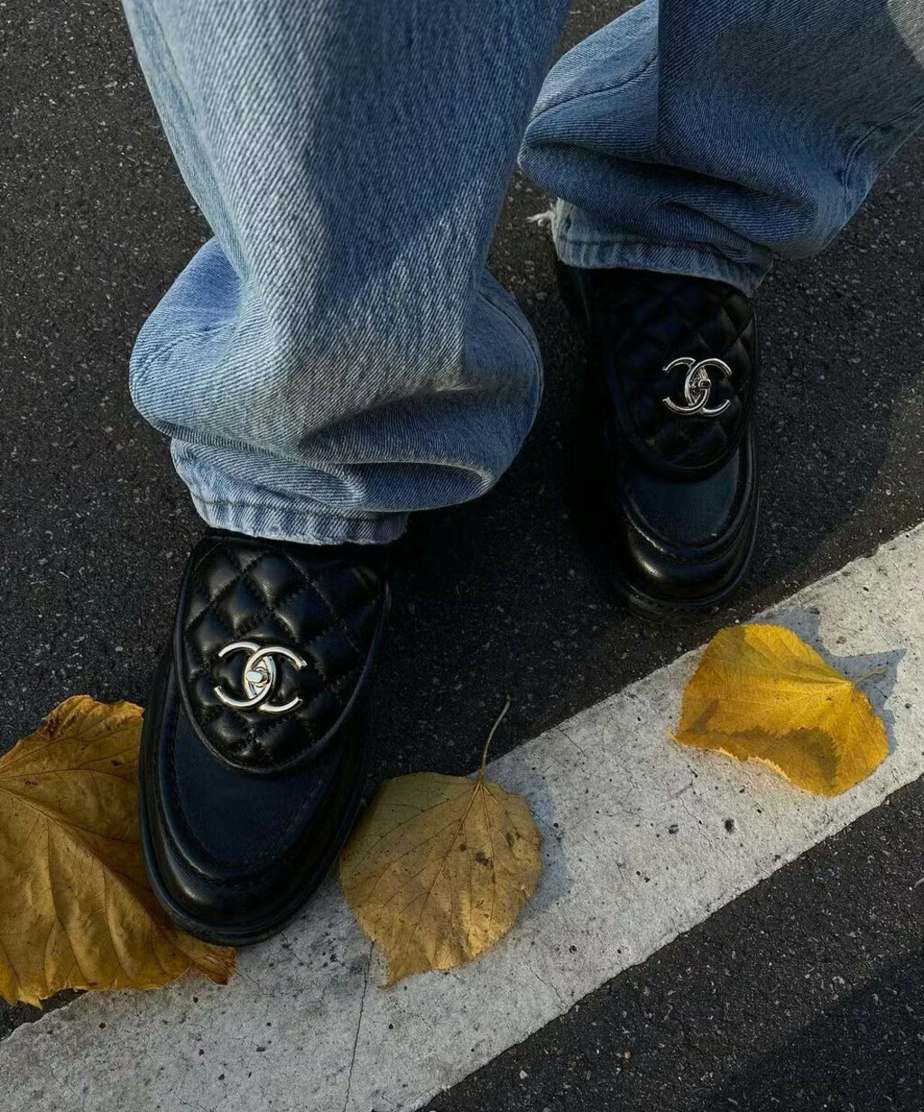 Jelena Rozga nosi mokasine modne kuće Chanel