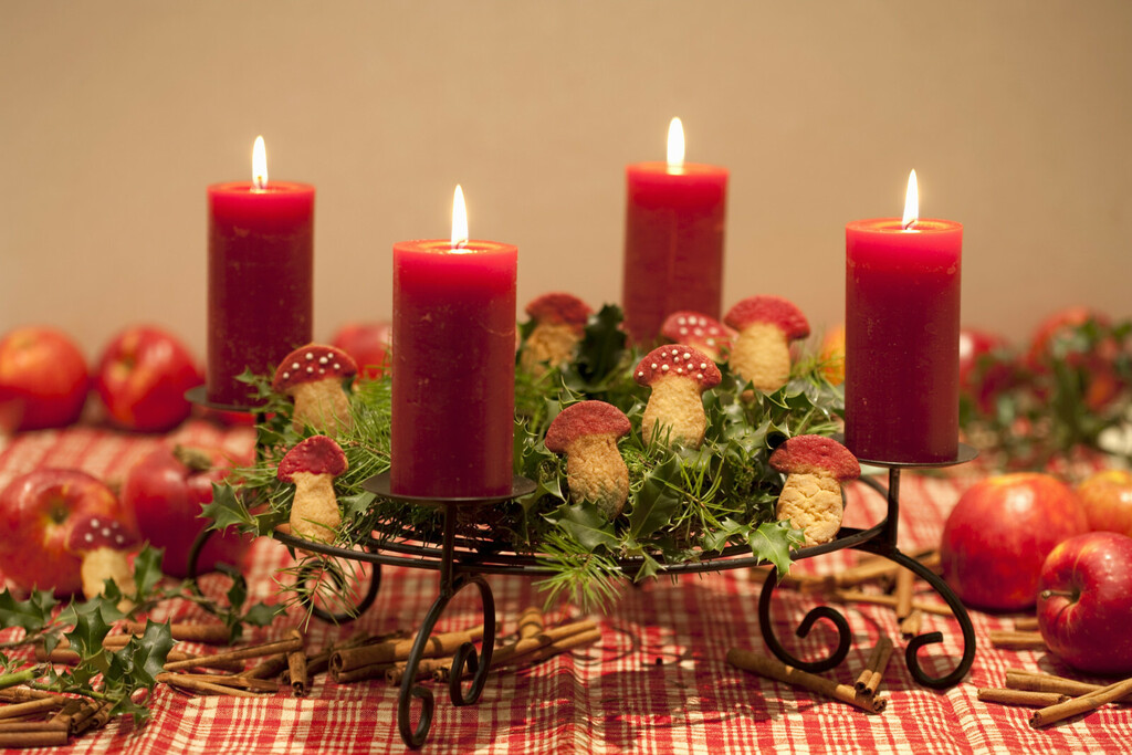 Prekrasno izgleda i vjenčić koji kombinira duboku crvenu boju svijeća s keksićima u obliku gljiva