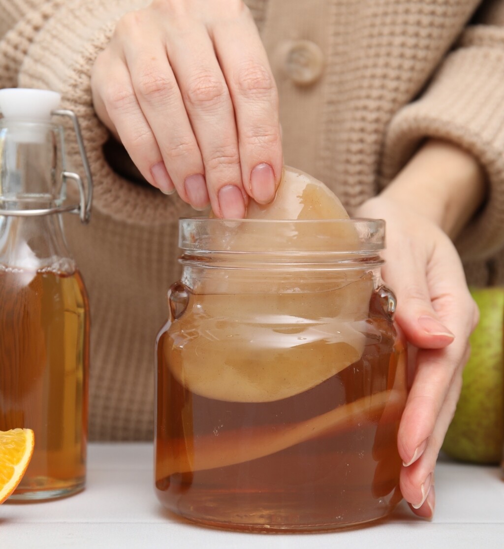 Kombucha sadrži organske kiseline i enzime koji nastaju tijekom fermentacije i doprinose zdravijoj crijevnoj mikrobioti