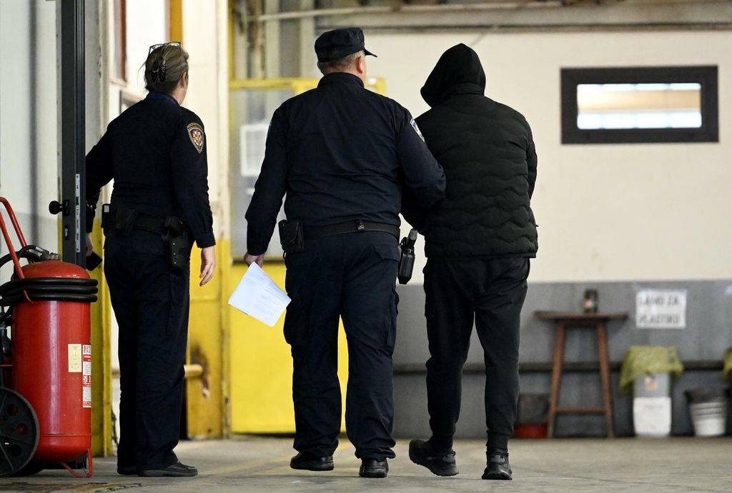 Privođenje uhićenih povezanih sa slučajem bolnice u Jankomiru - 1